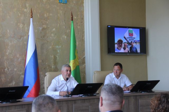 Район хакимиятенең актлар залында чираттагы киңәйтелгән киңәшмә узды