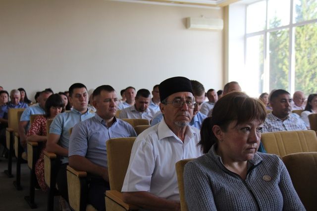 Район хакимиятенең актлар залында чираттагы киңәйтелгән киңәшмә узды