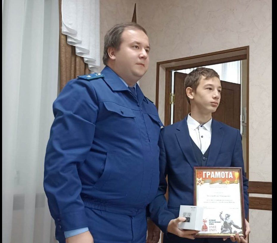 Мөслим районы прокуроры Булат Галимуллин Ильяс Нәгыймовка бүләк тапшырды