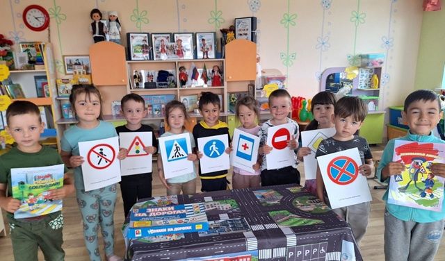 Балалар бакчаларында юл йөрү кагыйдәләрен өйрәнәләр