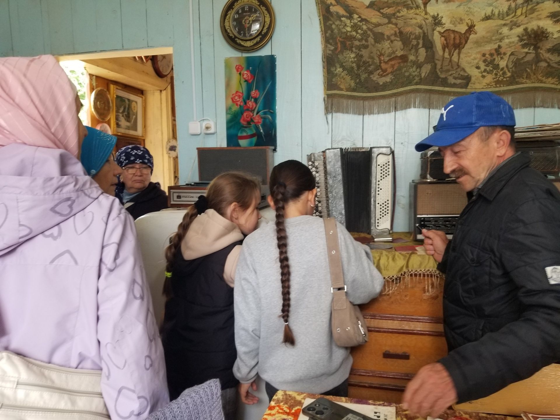 П. Днепров исемендәге Рус-Шуган төп гомуми белем бирү мәктәбе территориясендә урнашкан музей кунаклар кабул итте