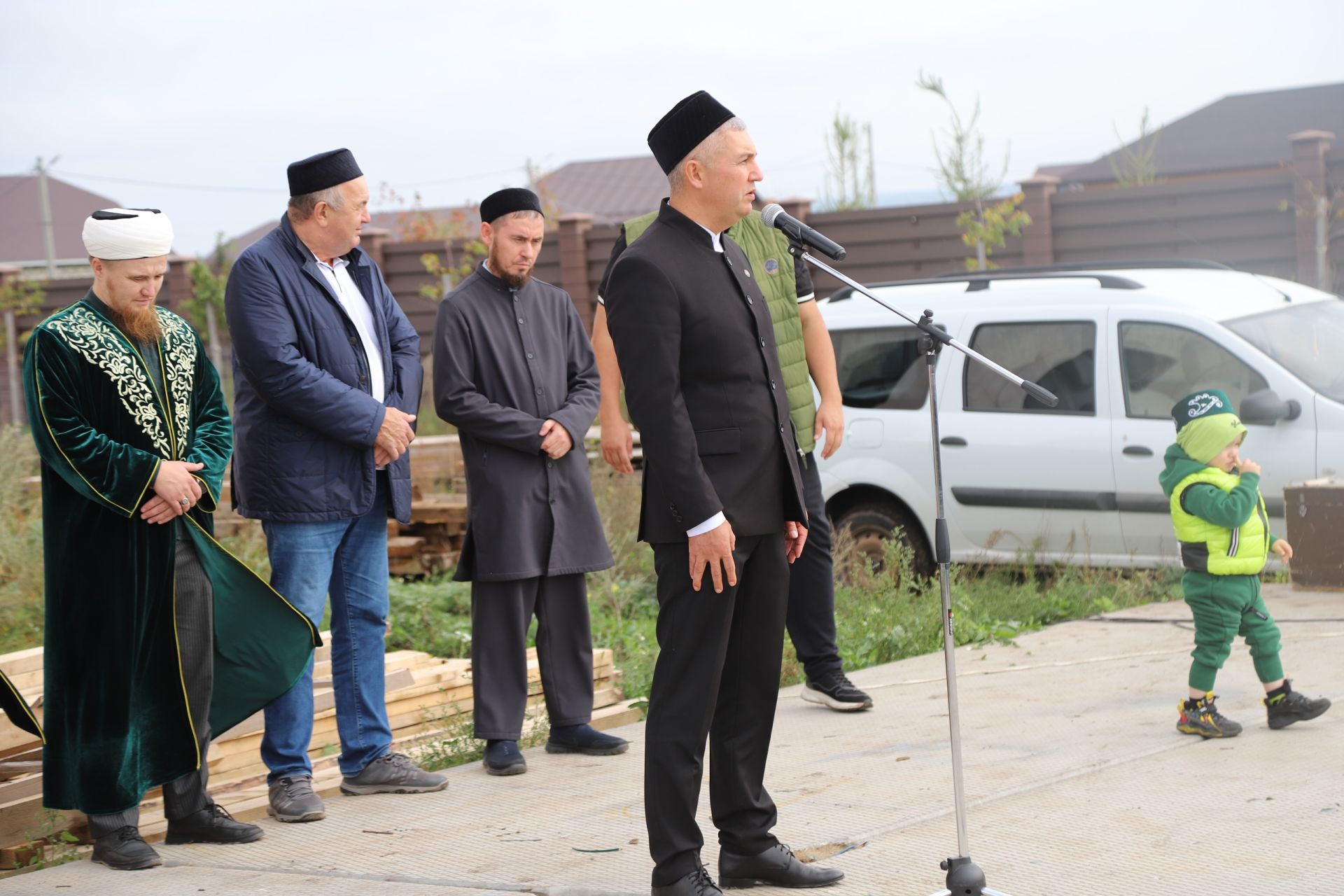 Ислам мәчете манарасына ай беркетелде.