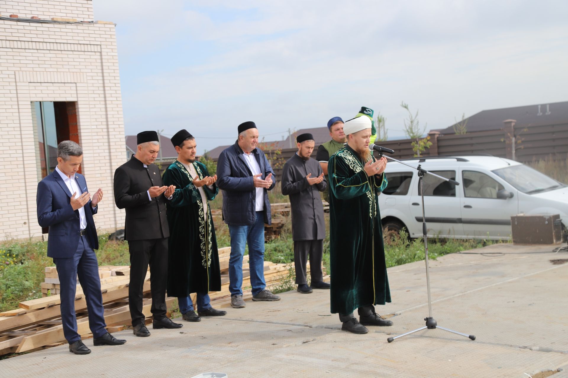 Ислам мәчете манарасына ай беркетелде.