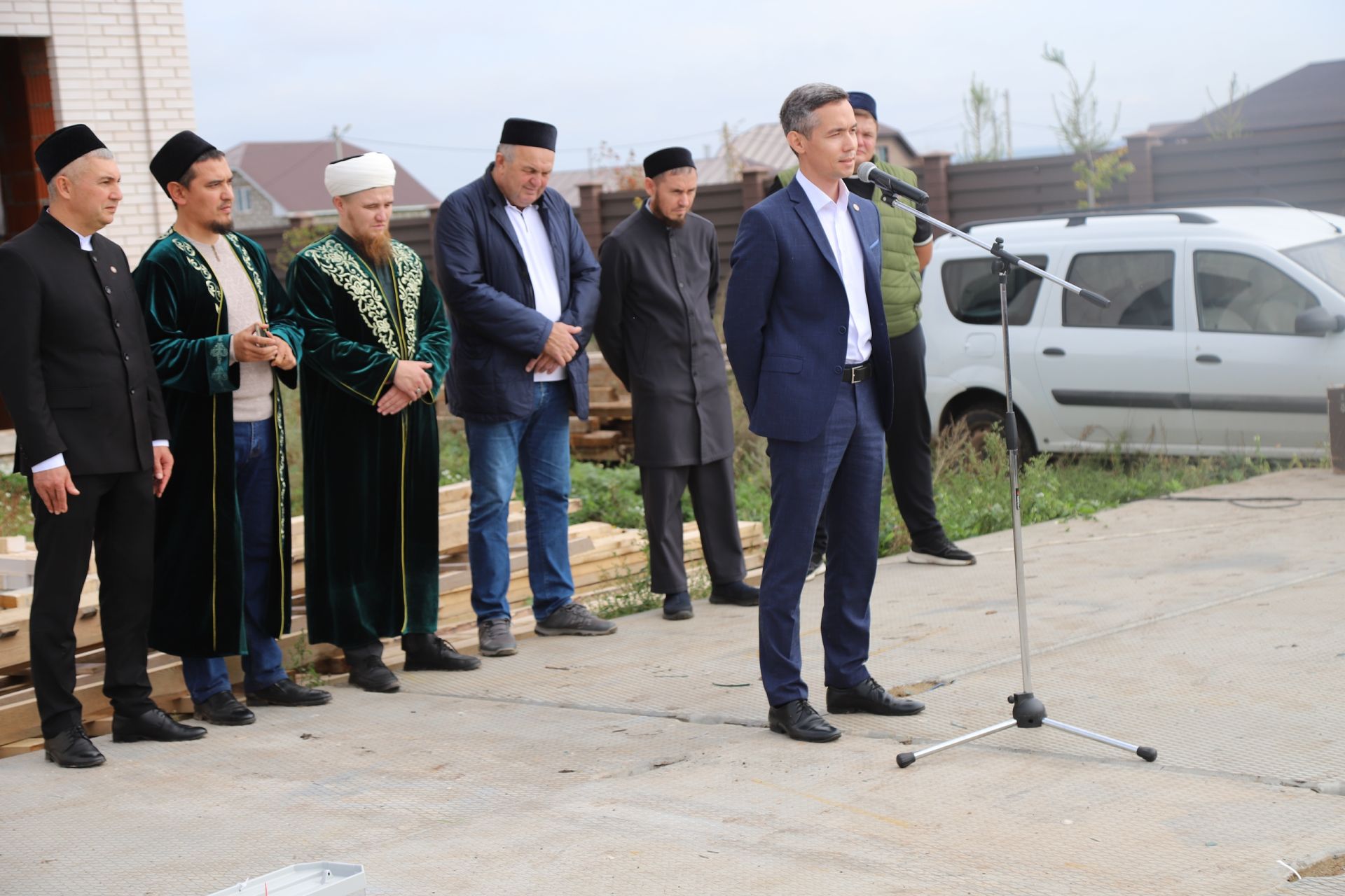Ислам мәчете манарасына ай беркетелде.