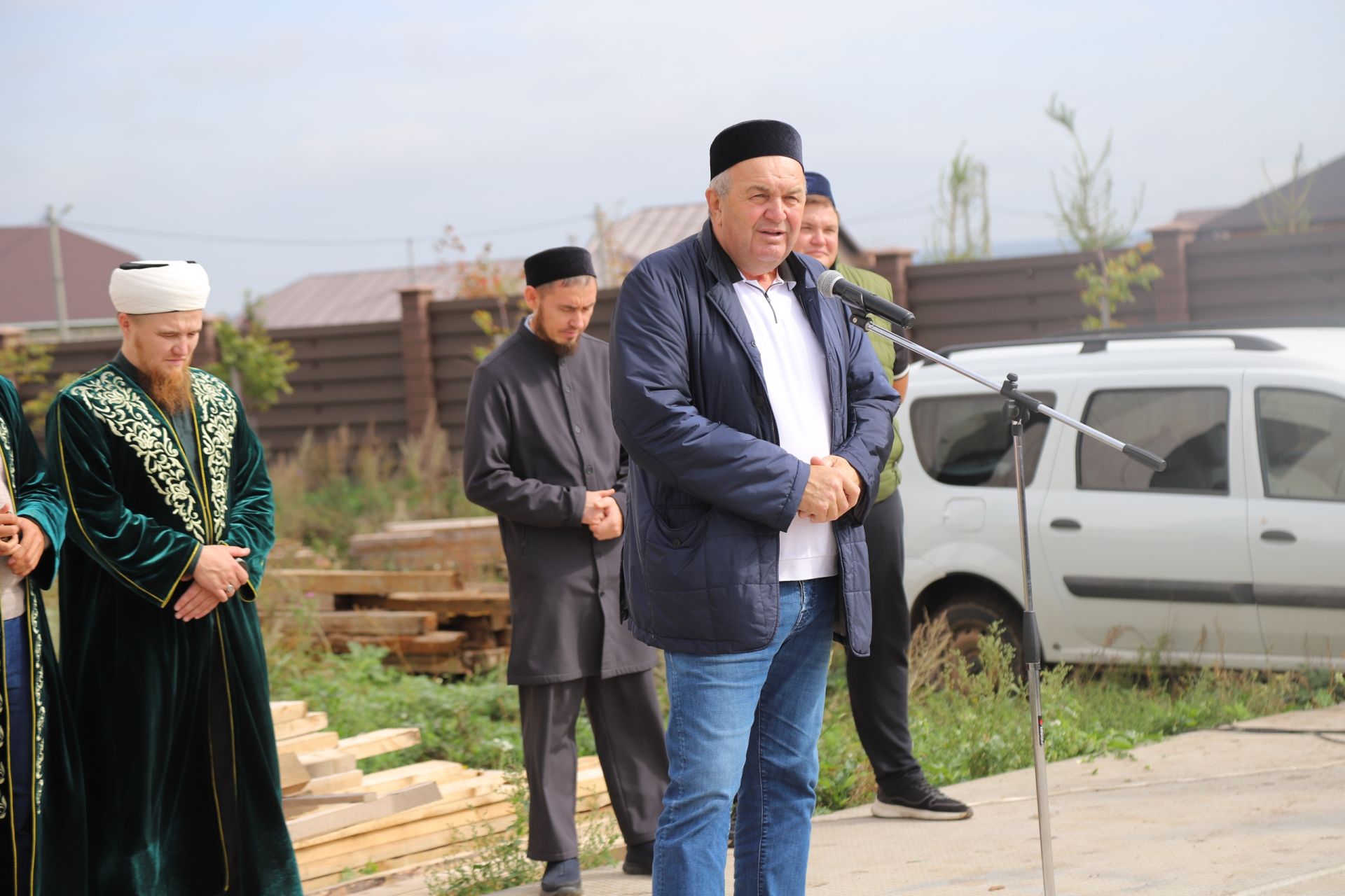 Ислам мәчете манарасына ай беркетелде.