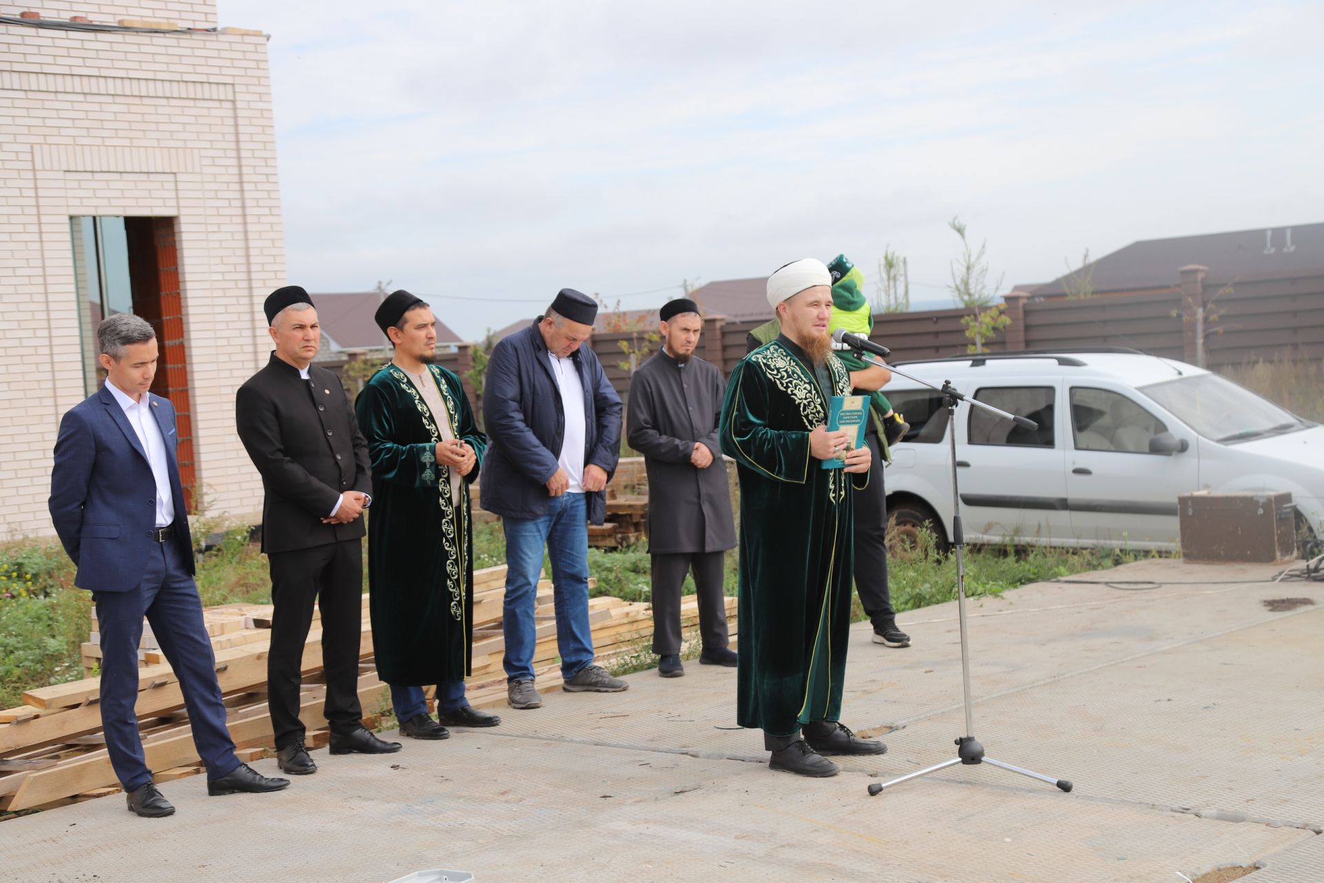 Ислам мәчете манарасына ай беркетелде.