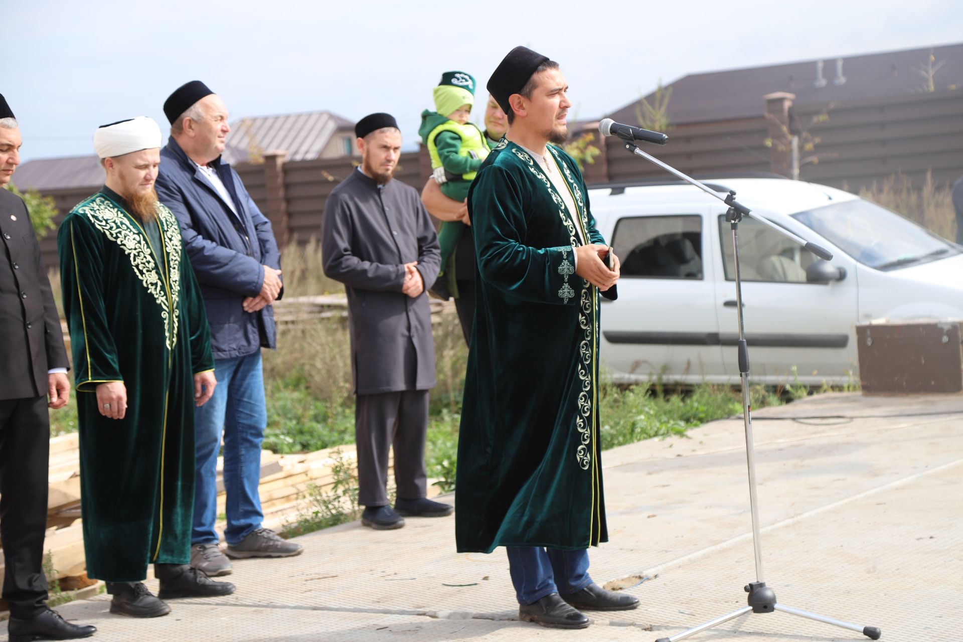 Ислам мәчете манарасына ай беркетелде.