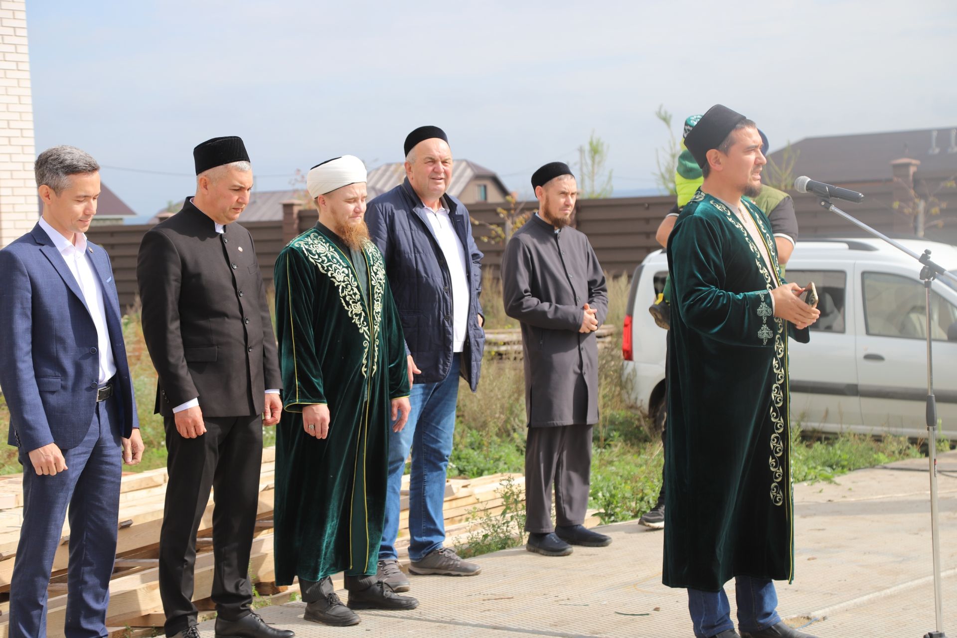 Ислам мәчете манарасына ай беркетелде.