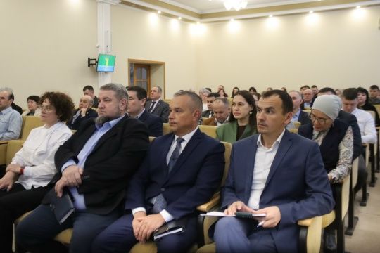 Район хакимиятенең актлар залында оешма-предприятие җитәкчеләре белән чираттагы киңәйтелгән киңәшмә узды