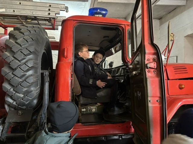 Укучылар янгын сүндерүчеләрнең эше белән танышты