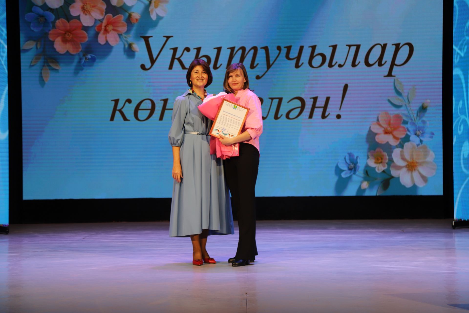 Бүген районыбызның мәгариф хезмәткәрләре үзләренең һөнәри бәйрәмнәрен билгеләп үтәләр