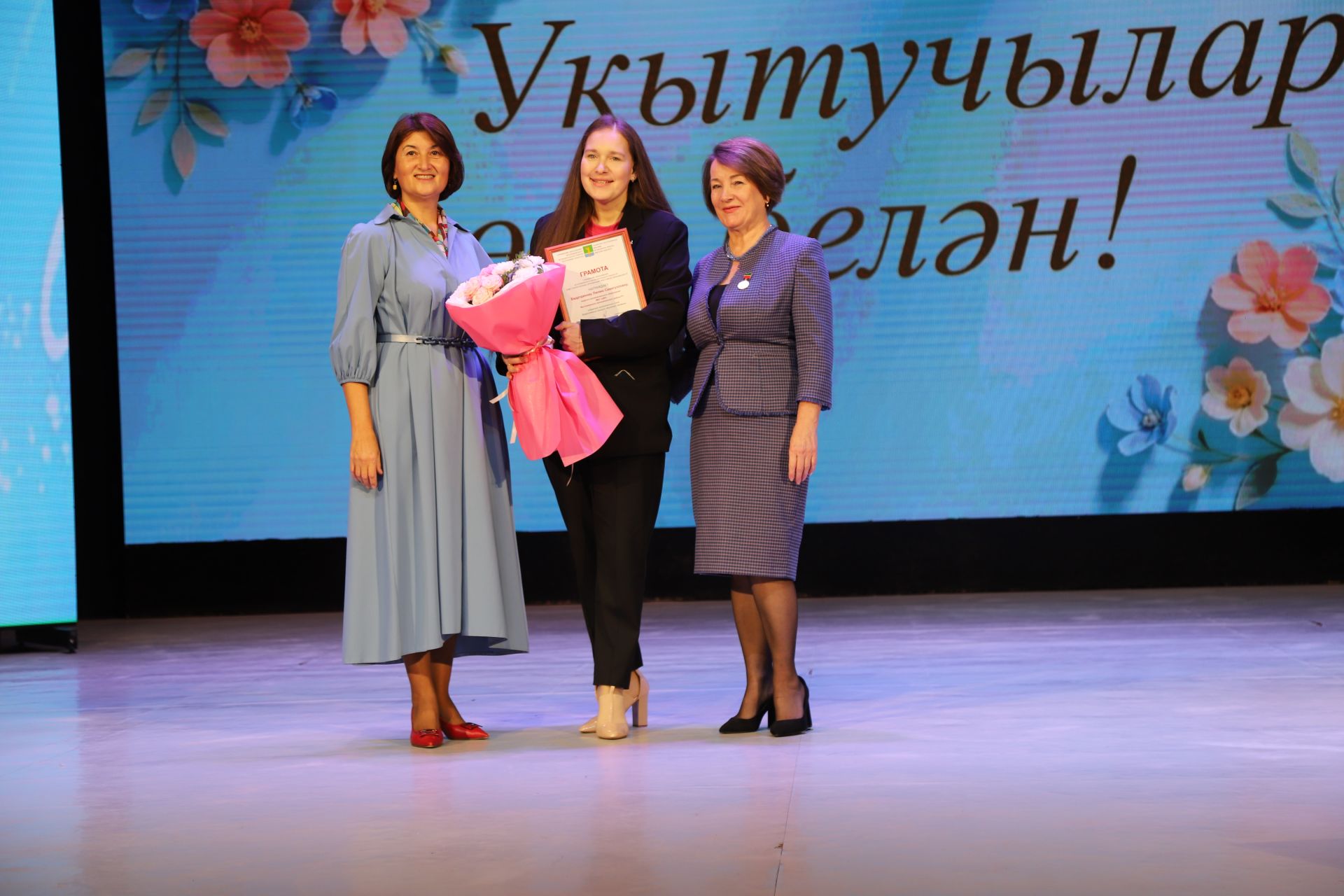 Бүген районыбызның мәгариф хезмәткәрләре үзләренең һөнәри бәйрәмнәрен билгеләп үтәләр