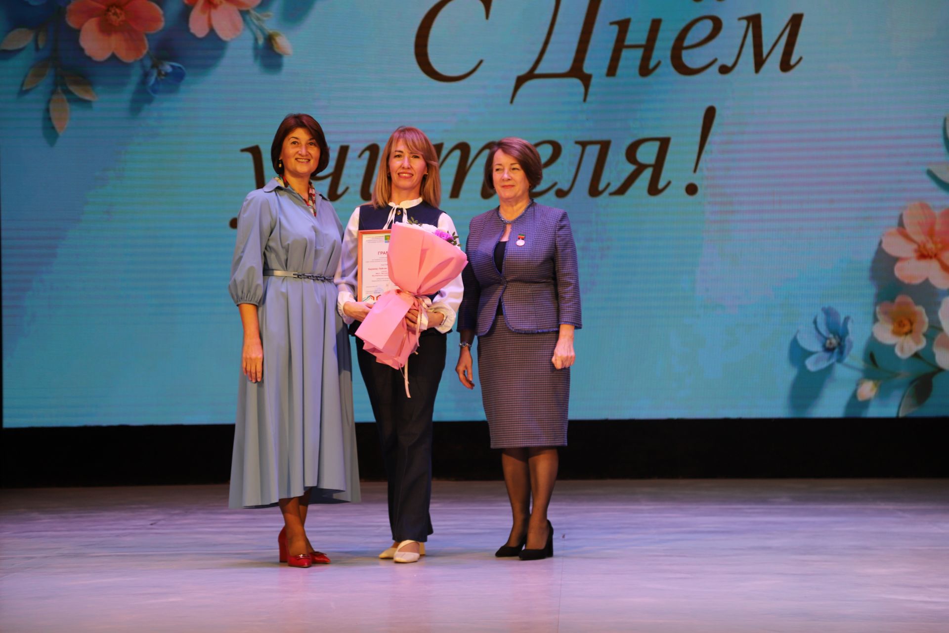 Бүген районыбызның мәгариф хезмәткәрләре үзләренең һөнәри бәйрәмнәрен билгеләп үтәләр