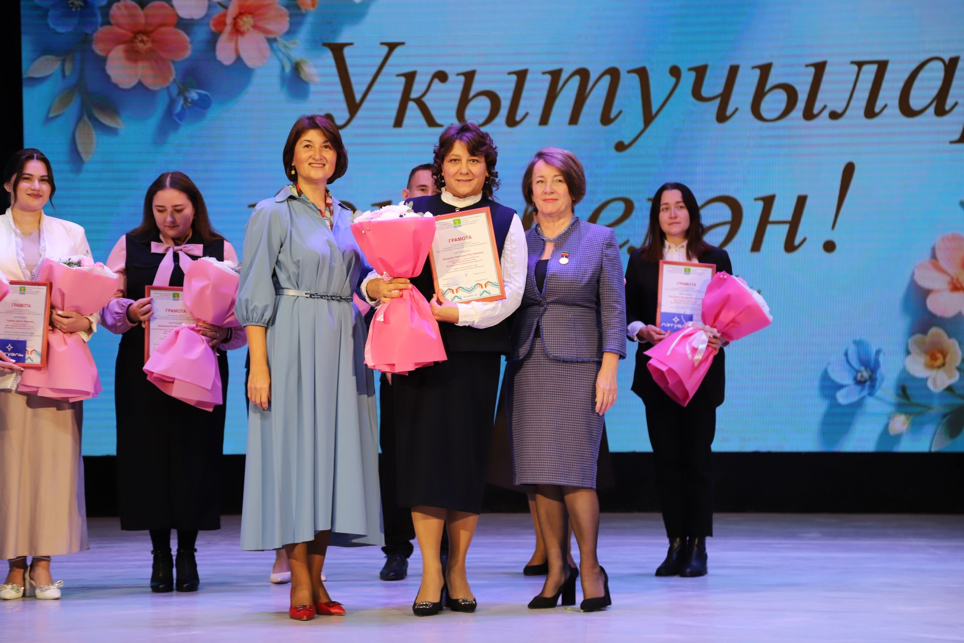 Бүген районыбызның мәгариф хезмәткәрләре үзләренең һөнәри бәйрәмнәрен билгеләп үтәләр