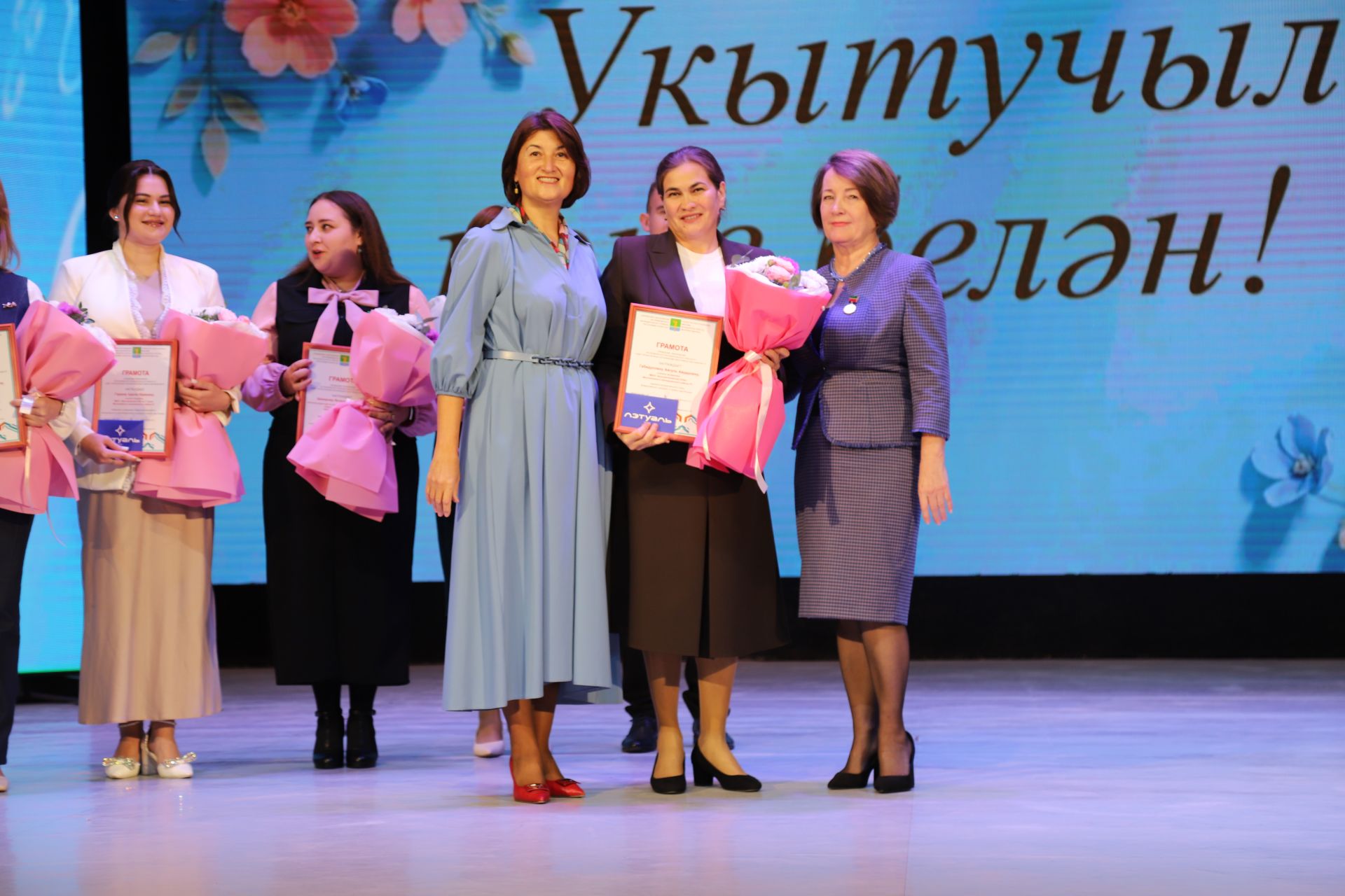 Бүген районыбызның мәгариф хезмәткәрләре үзләренең һөнәри бәйрәмнәрен билгеләп үтәләр