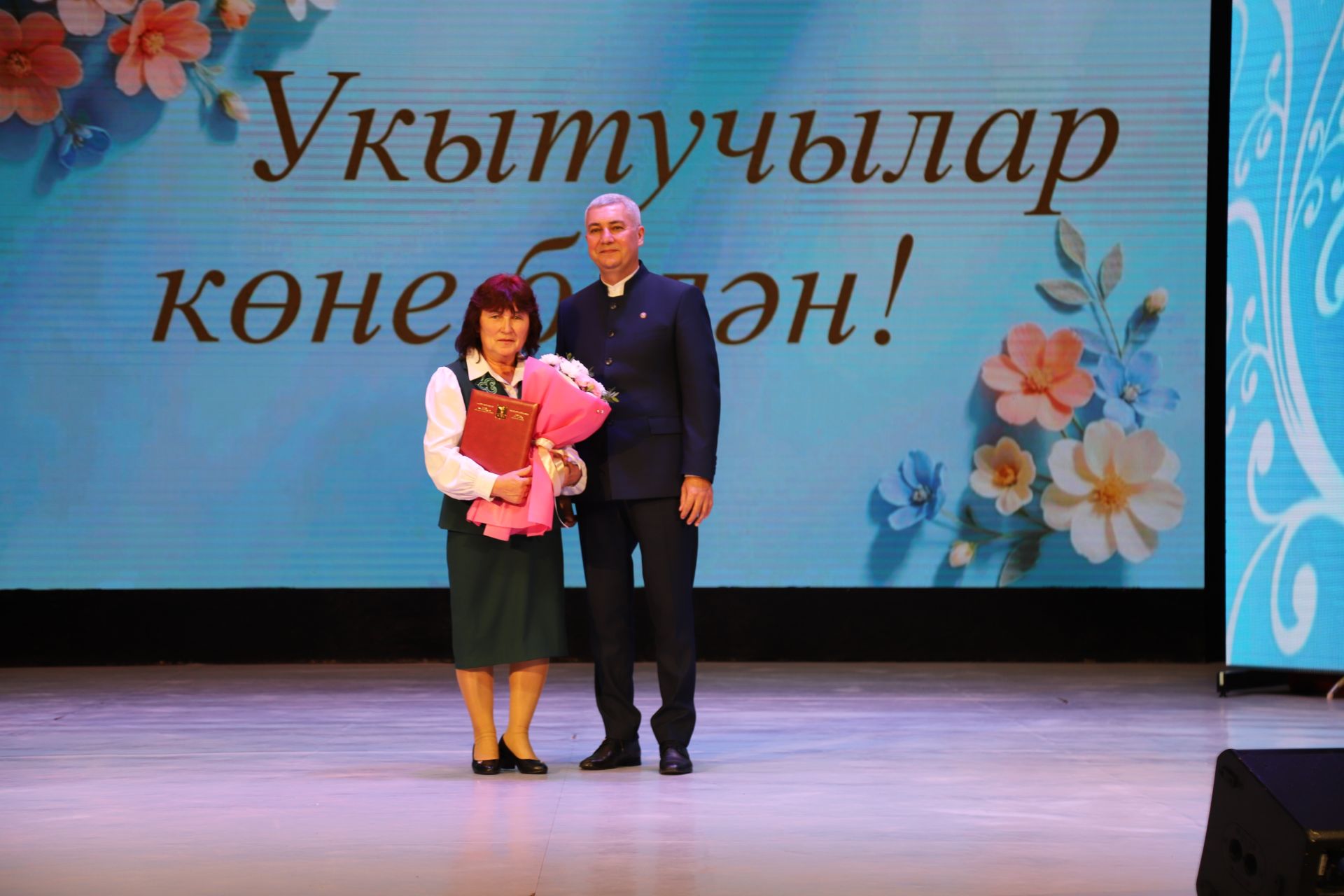 Бүген районыбызның мәгариф хезмәткәрләре үзләренең һөнәри бәйрәмнәрен билгеләп үтәләр