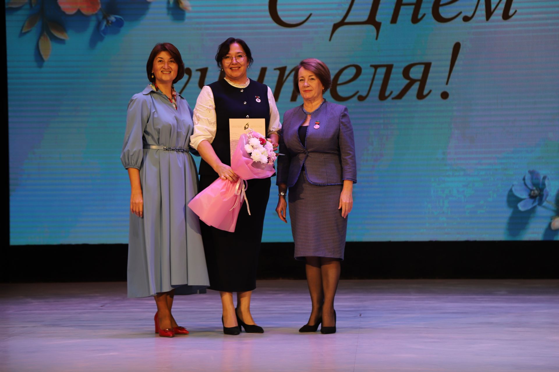 Бүген районыбызның мәгариф хезмәткәрләре үзләренең һөнәри бәйрәмнәрен билгеләп үтәләр