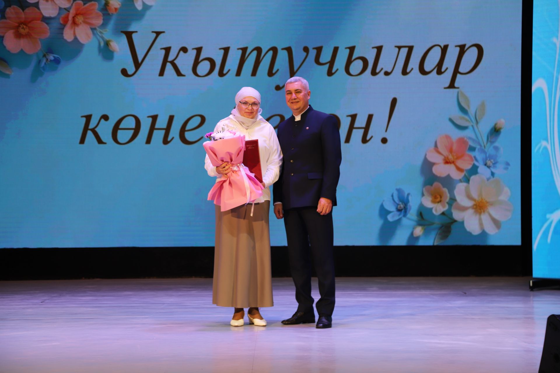 Бүген районыбызның мәгариф хезмәткәрләре үзләренең һөнәри бәйрәмнәрен билгеләп үтәләр