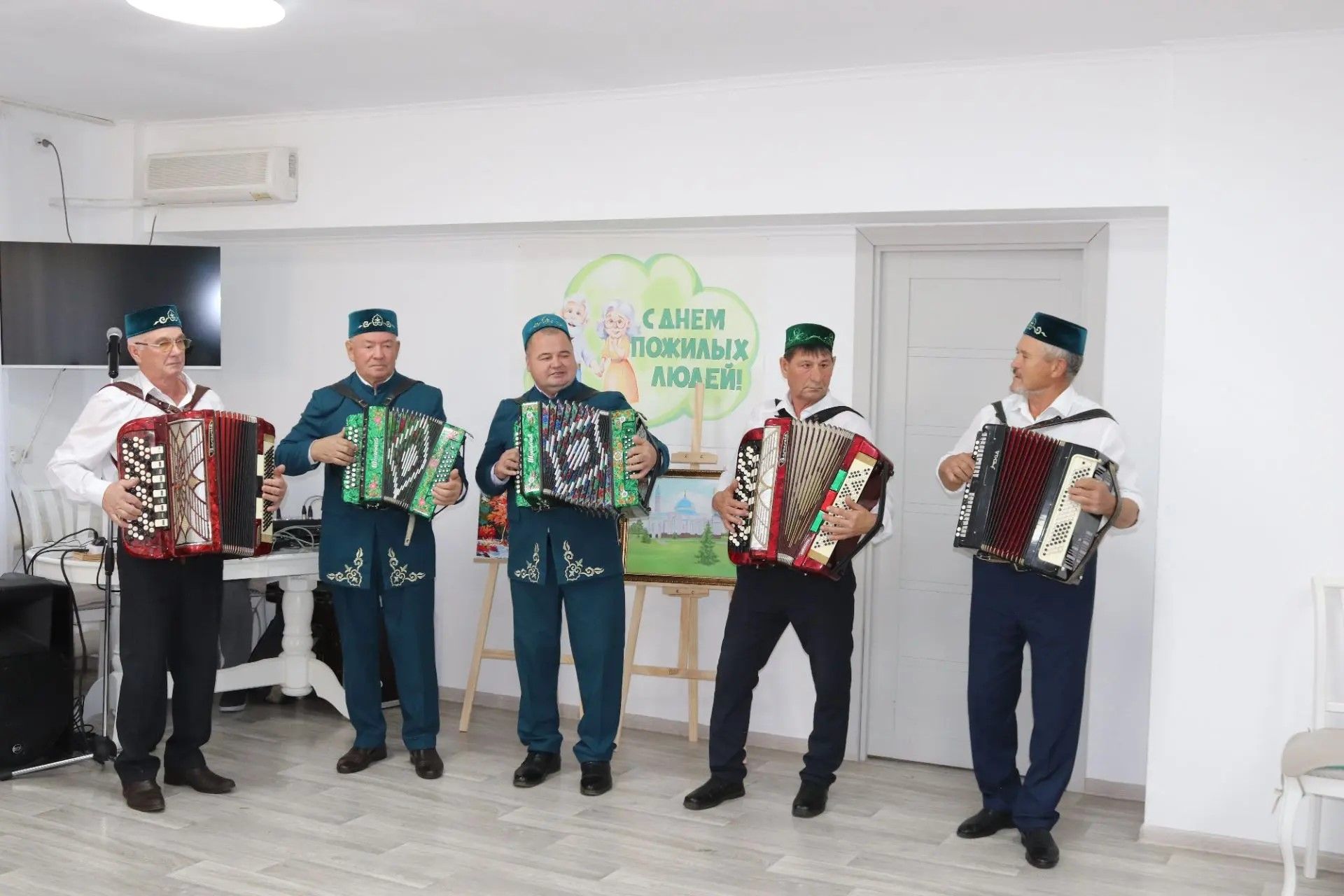 Мөслим картлар интернатында өлкәннәрне бәйрәм белән тәбрикләделәр
