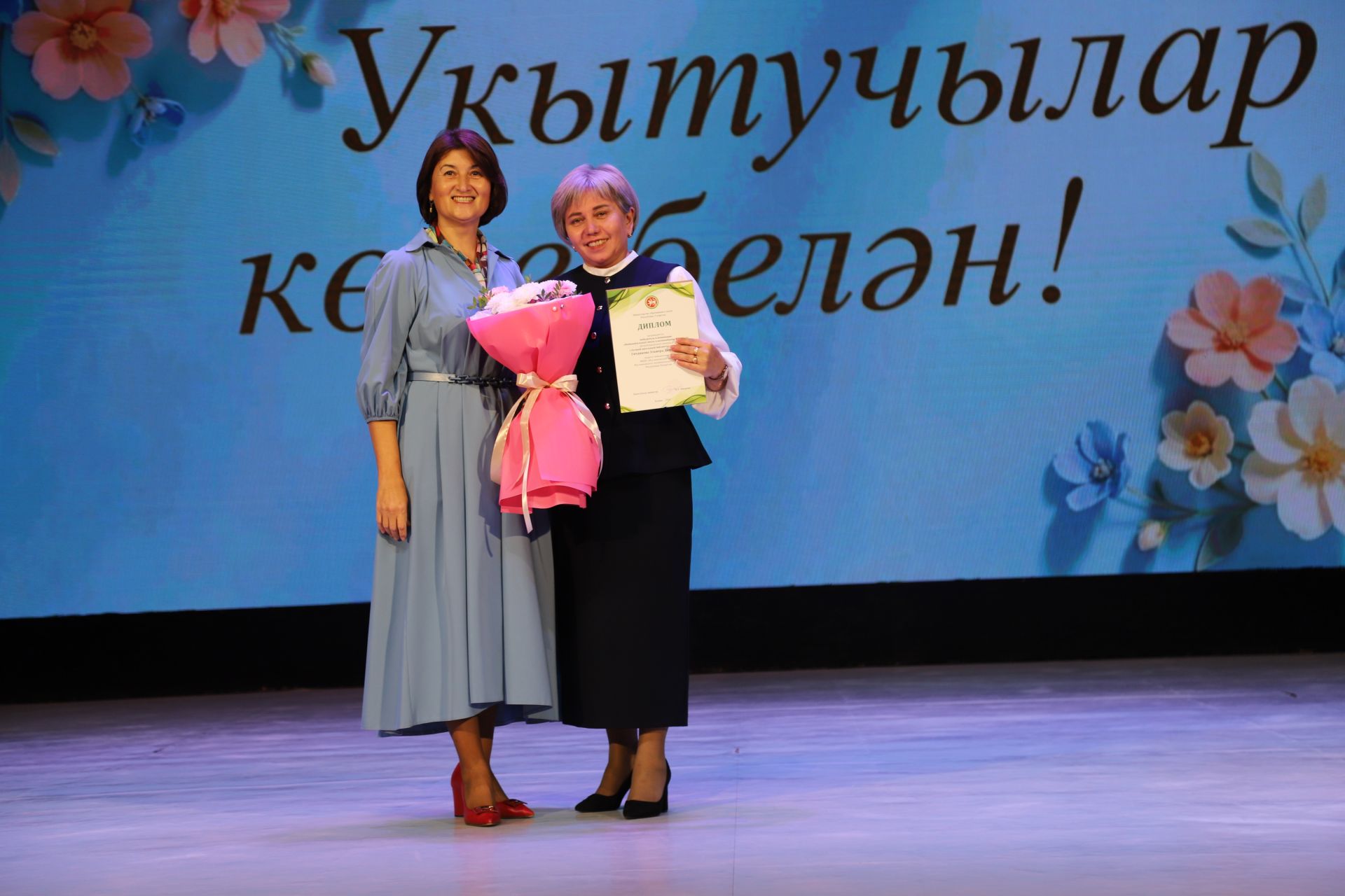 Бүген районыбызның мәгариф хезмәткәрләре үзләренең һөнәри бәйрәмнәрен билгеләп үтәләр