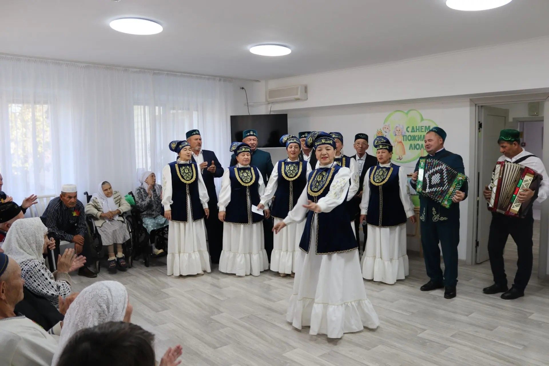 Мөслим картлар интернатында өлкәннәрне бәйрәм белән тәбрикләделәр