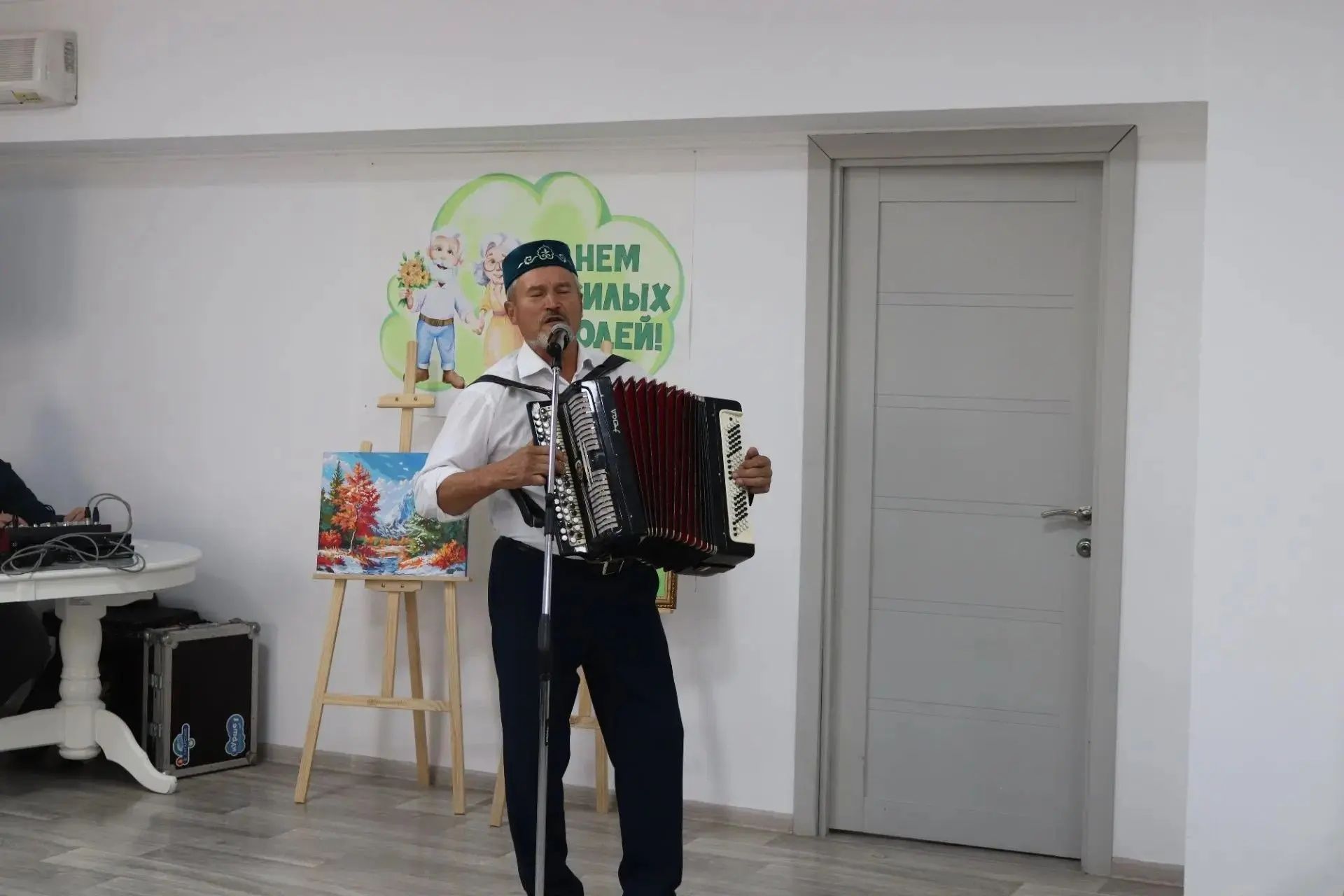 Өлкәннәр декадасы уңаеннан Мөслим картлар һәм инвалидлар йортында матур концерт узды.