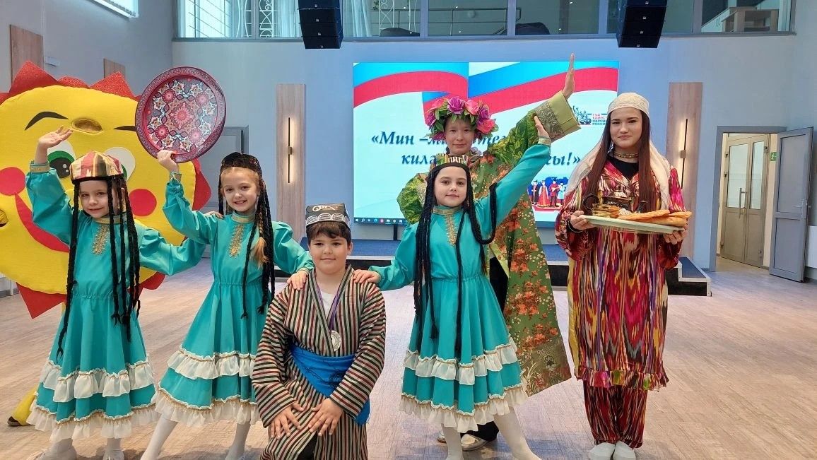 “Мин - милләтемнең киләчәге, горурлыгы”: район сәхнәсендә яшь буын үз тамырларын барлады