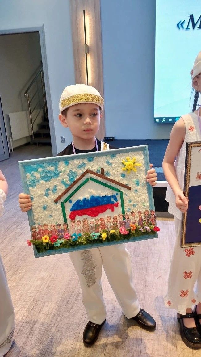 “Мин - милләтемнең киләчәге, горурлыгы”: район сәхнәсендә яшь буын үз тамырларын барлады