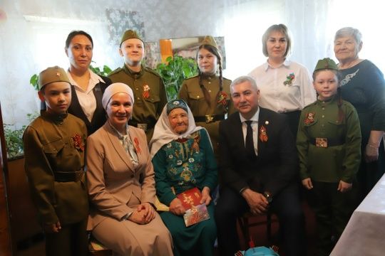 Район башлыгы Альберт Хуҗин тыл ветераннарын котлады