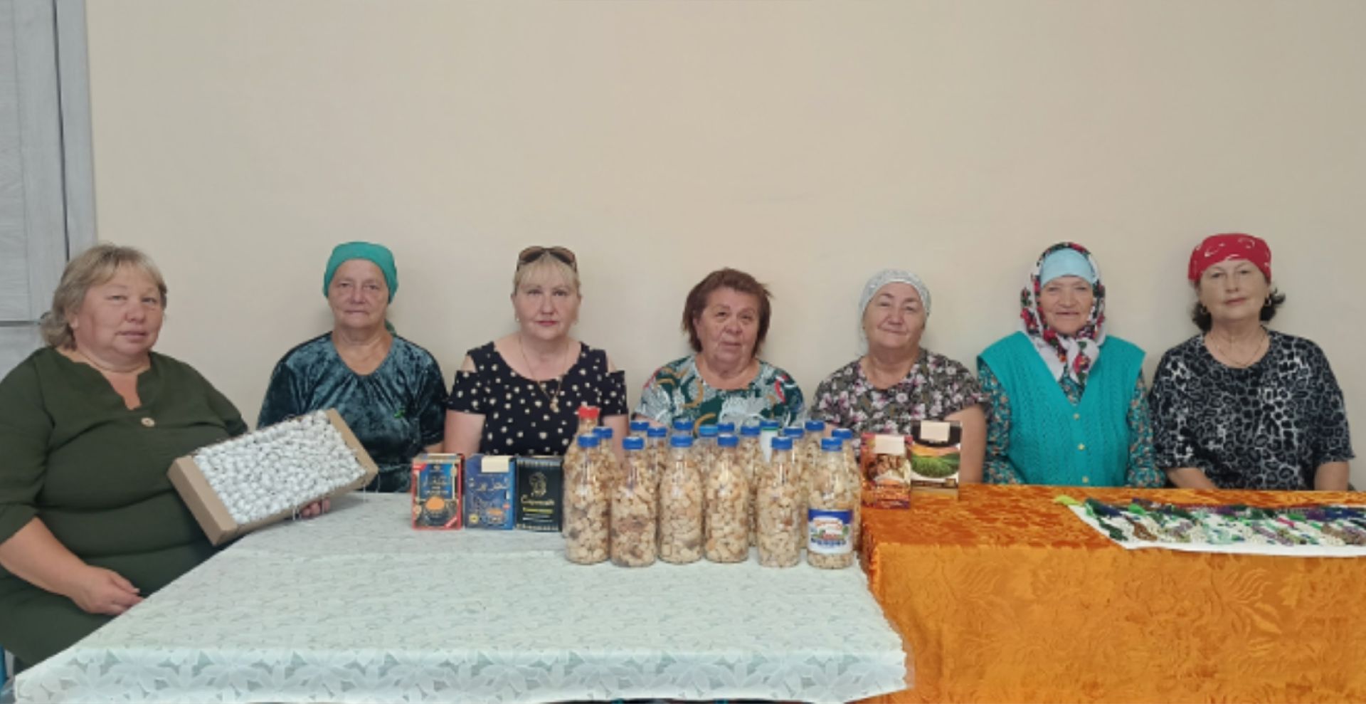 Баланлы волонтерлары МХОдә катнашучылар өчен ярдәм әзерләде