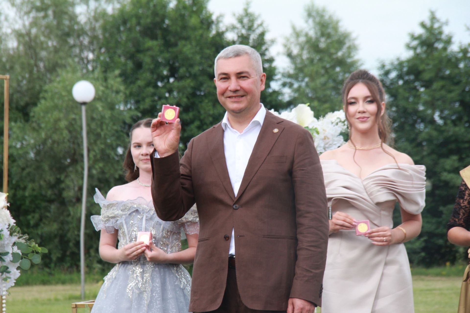 Соңгы кыңгыраудан соңгы вальс: Районыбызның 11 сыйныф укучыларына аттестат тапшырылды