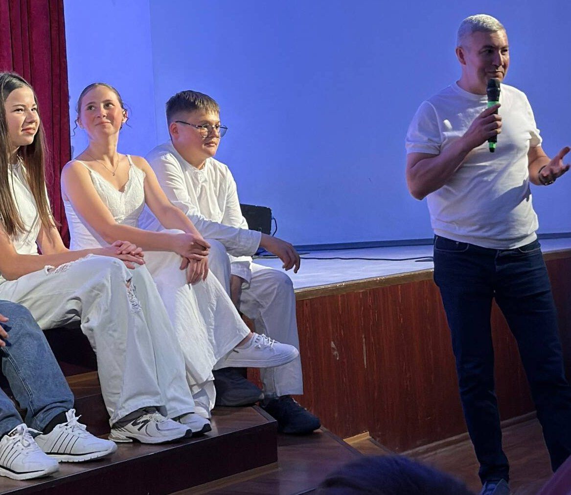 Мөслимдә район башлыгы белән яшьләрчә театр карадык: «Үзеңне ярату – бик әйбәт һәм дөрес»