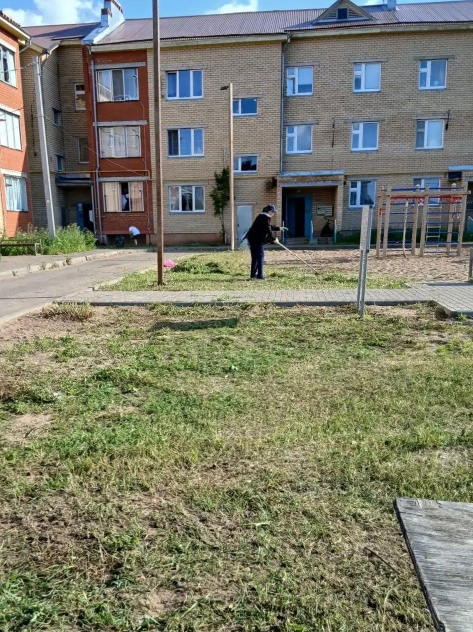 Авзалов урамындагы күпфатирлы йортта яшәүчеләр ишегалдын төзекләндерде