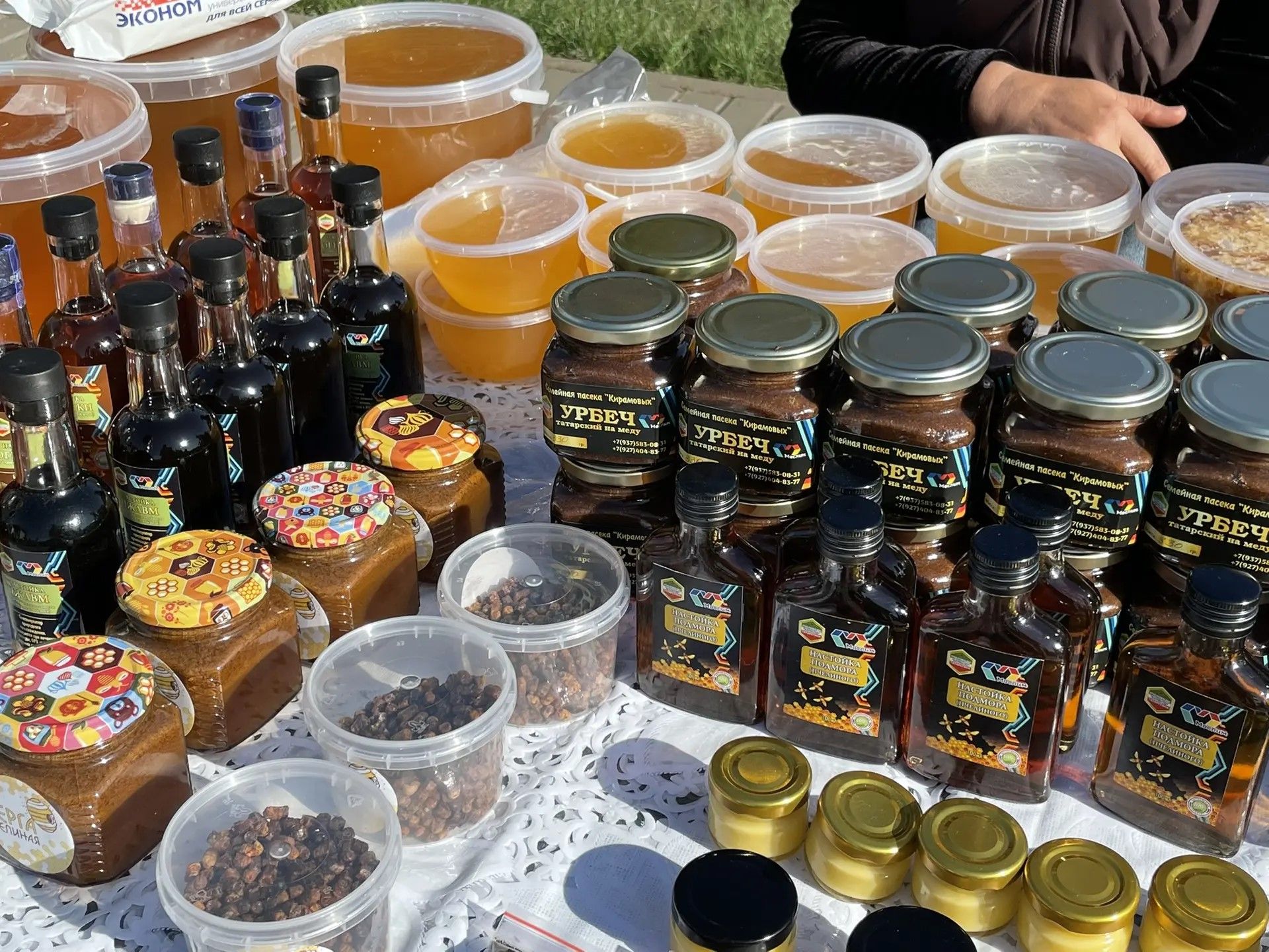 Бу минутларда район мәдәният йорты каршындагы үзәк мәйданда ярминкә башланып китте