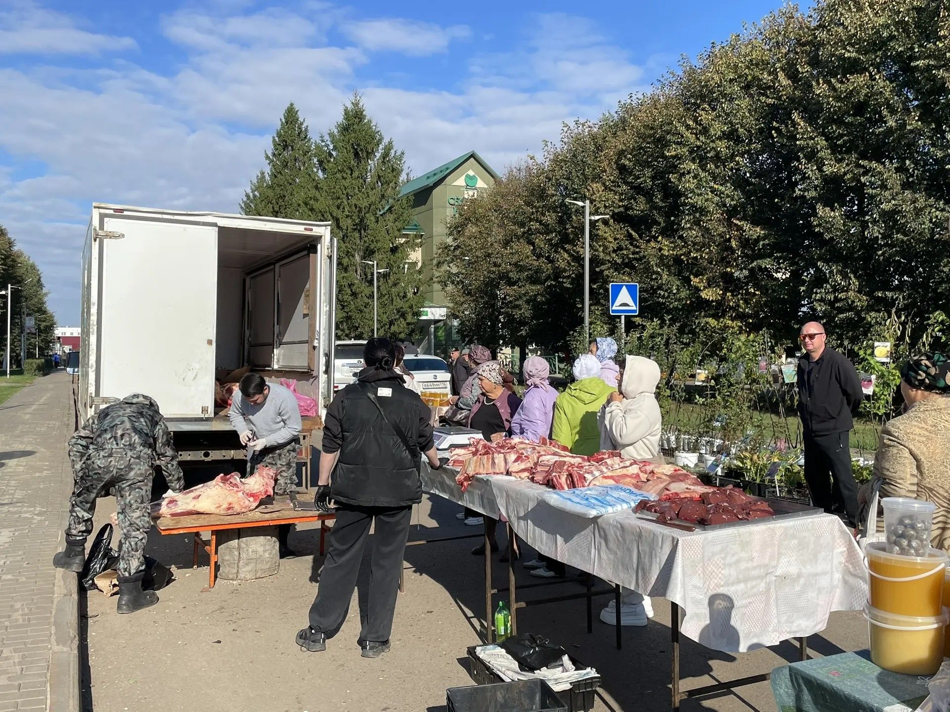 Бу минутларда район мәдәният йорты каршындагы үзәк мәйданда ярминкә башланып китте