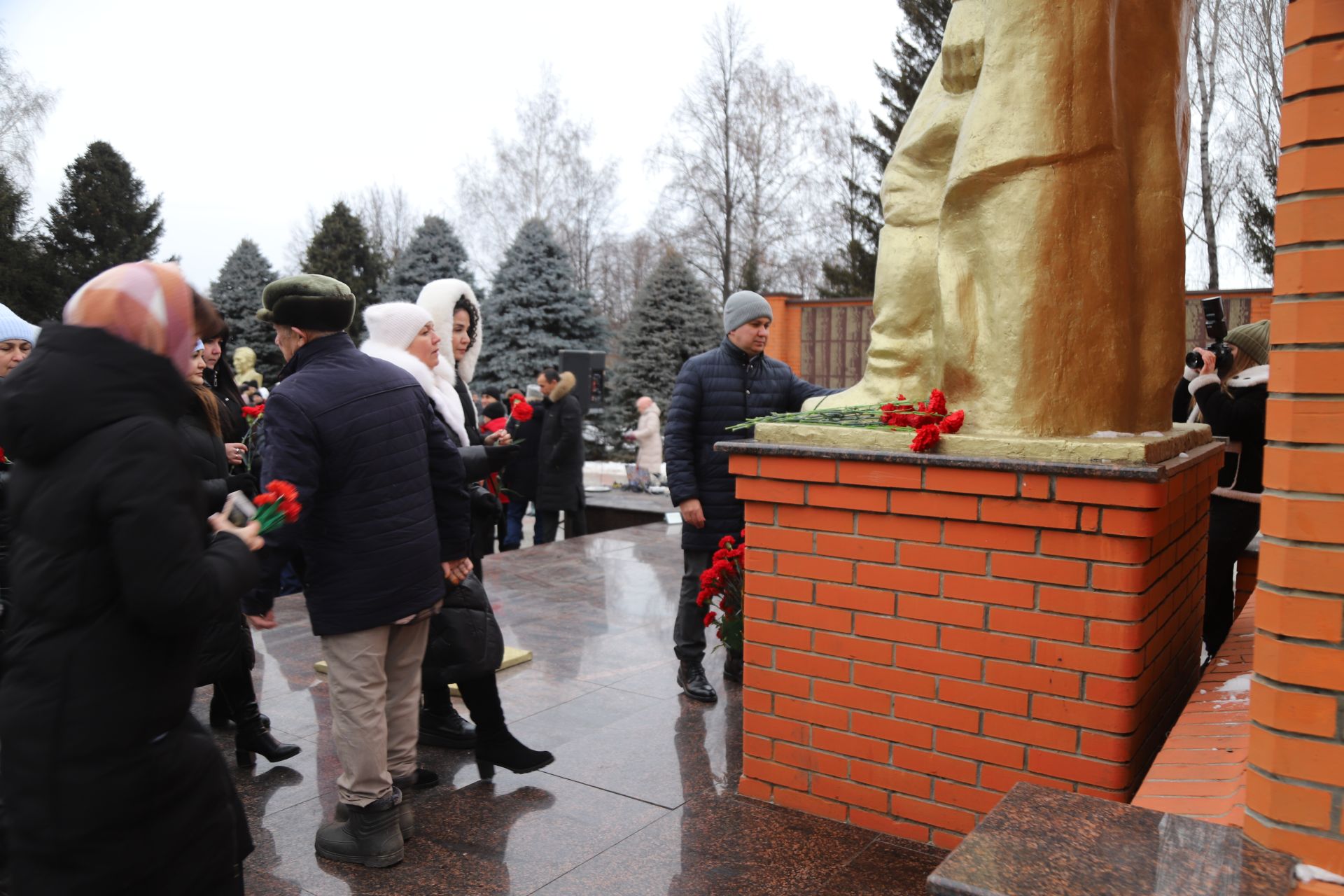 Ватан Геройлары көне уңаеннан мемориаль комплекста митинг узды