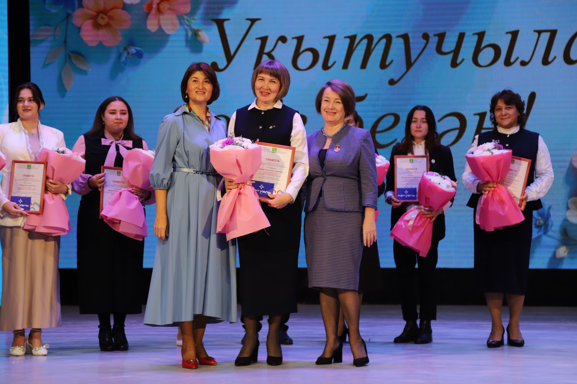 Бүген районыбызның мәгариф хезмәткәрләре үзләренең һөнәри бәйрәмнәрен – Укытучылар көнен билгеләп үтәләр