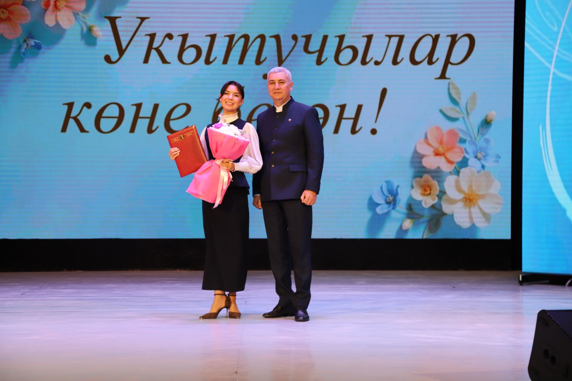 Бүген районыбызның мәгариф хезмәткәрләре үзләренең һөнәри бәйрәмнәрен – Укытучылар көнен билгеләп үтәләр