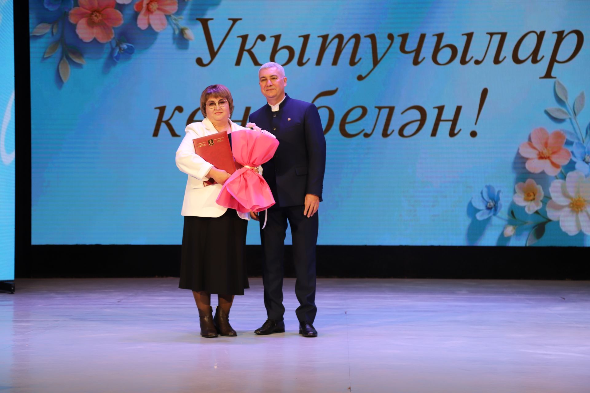 Бүген районыбызның мәгариф хезмәткәрләре үзләренең һөнәри бәйрәмнәрен – Укытучылар көнен билгеләп үтәләр