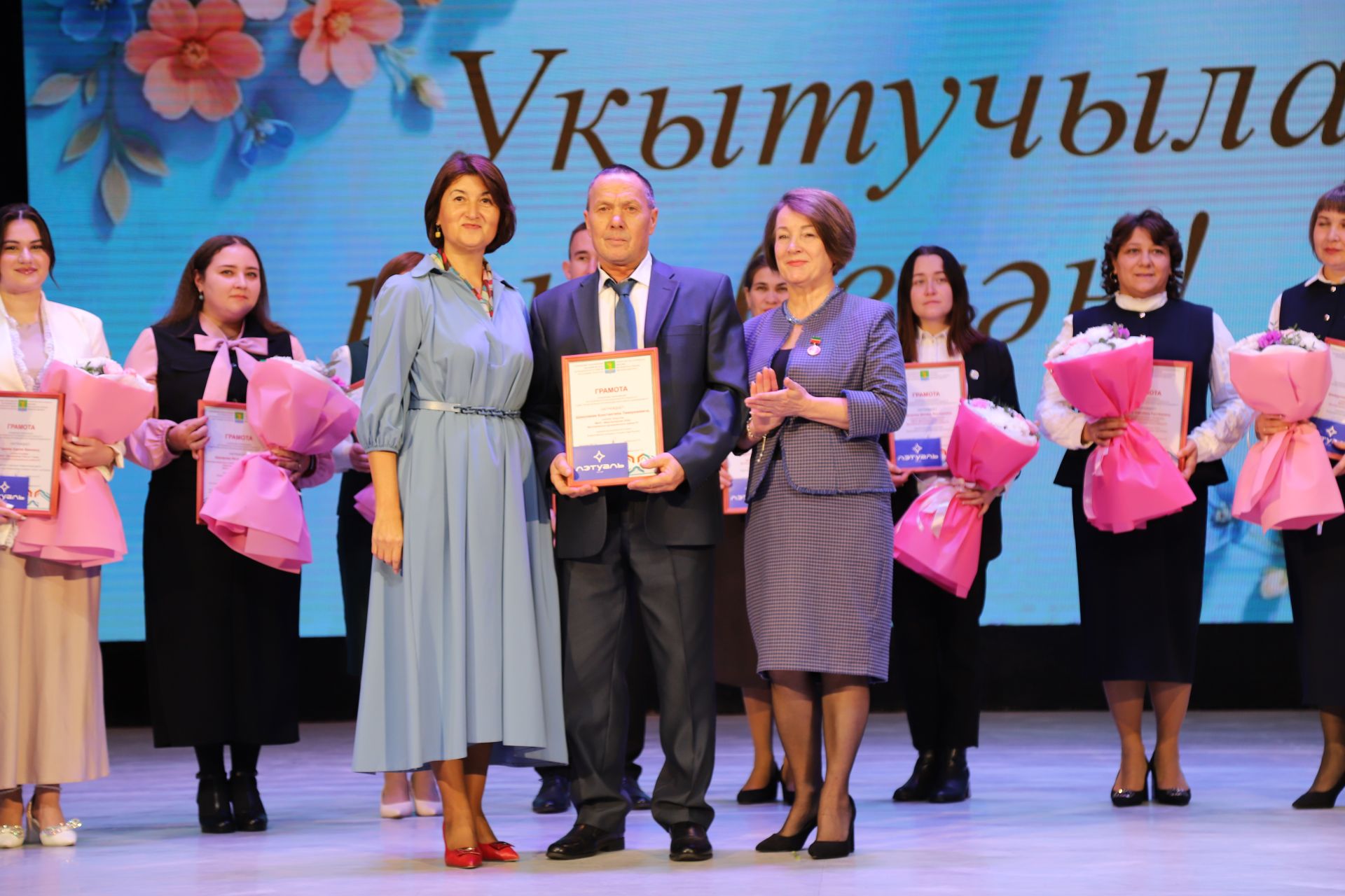 Бүген районыбызның мәгариф хезмәткәрләре үзләренең һөнәри бәйрәмнәрен – Укытучылар көнен билгеләп үтәләр