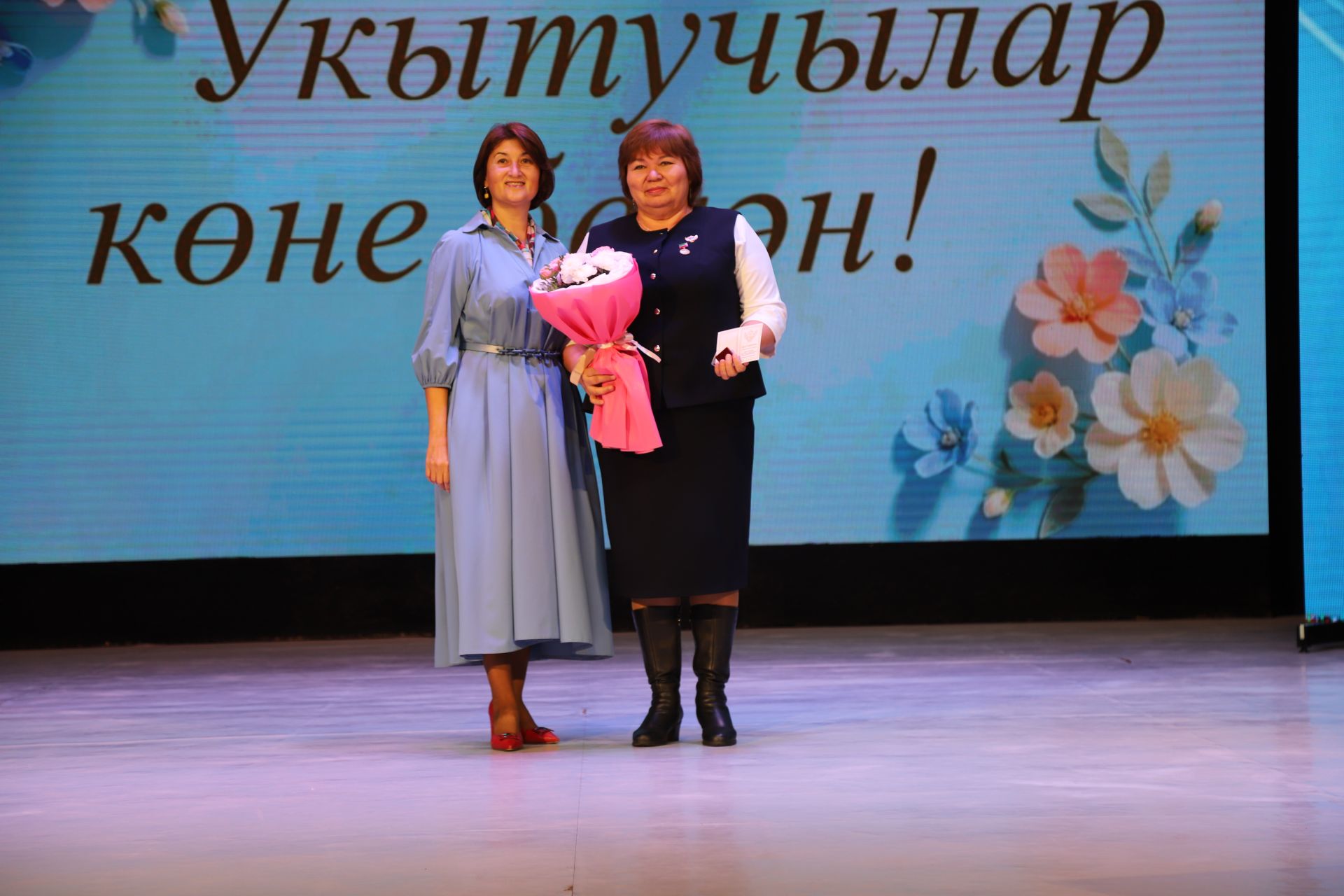 Бүген районыбызның мәгариф хезмәткәрләре үзләренең һөнәри бәйрәмнәрен – Укытучылар көнен билгеләп үтәләр