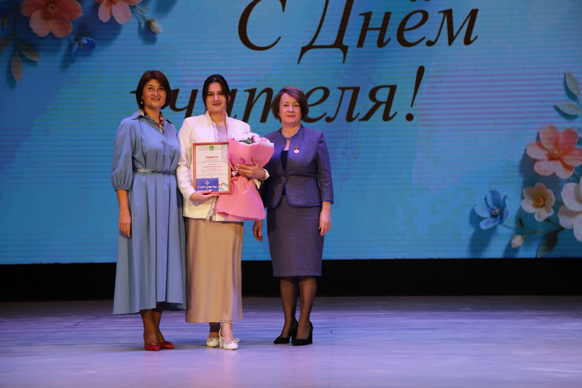 Бүген районыбызның мәгариф хезмәткәрләре үзләренең һөнәри бәйрәмнәрен – Укытучылар көнен билгеләп үтәләр