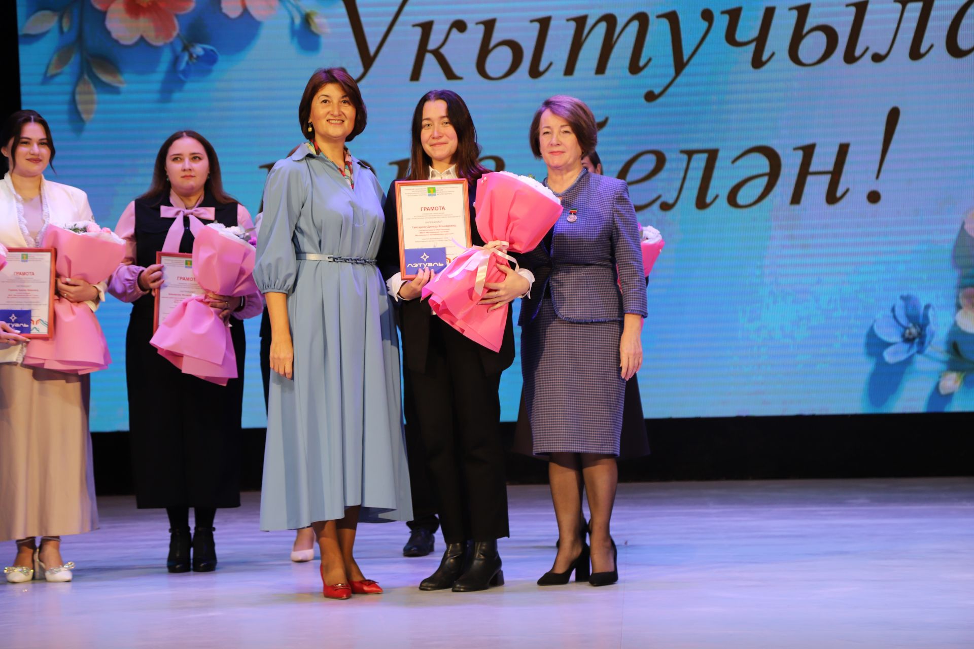 Бүген районыбызның мәгариф хезмәткәрләре үзләренең һөнәри бәйрәмнәрен – Укытучылар көнен билгеләп үтәләр