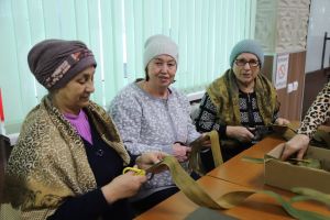 Тойгелде авылы волонтерларының берсе дә эштән курыкмый: токмачын да кисәләр, чәкчәген дә пешерәләр