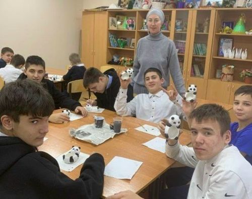 Гипс уенчыкларны бизәү: Түбән Табын мәктәбендә иҗат остаханәсе