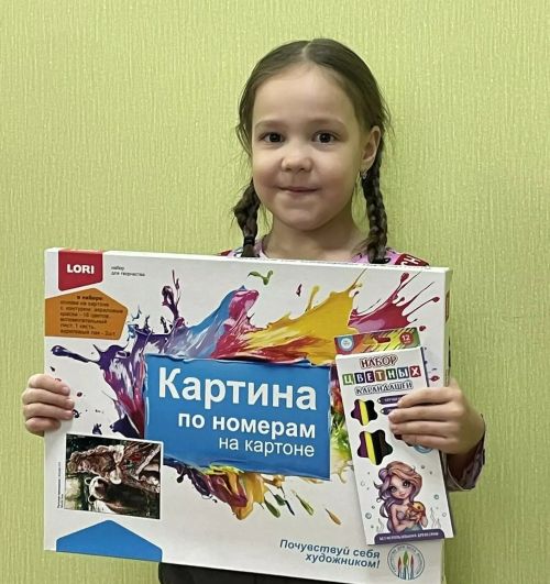 «Солдатта булган диләр!» рәсем конкурсында катнашкан Аделя Гареева бүләген алды