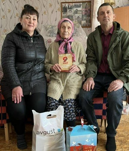 Җиңү көне алдыннан Бөек Ватан сугышы ветераннарына һәм тыл хезмәтчәннәренә бүләкләр тапшырдылар