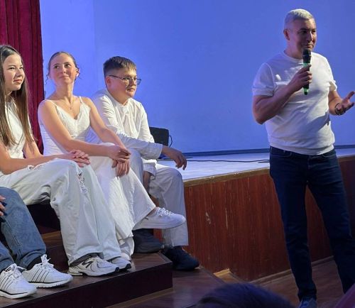 Мөслимдә район башлыгы белән яшьләрчә театр карадык: «Үзеңне ярату – бик әйбәт һәм дөрес»