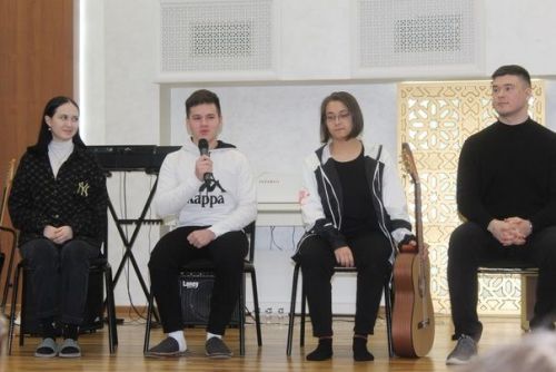 Студентлар белән очрашу