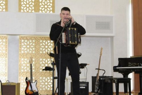 Студентлар белән очрашу